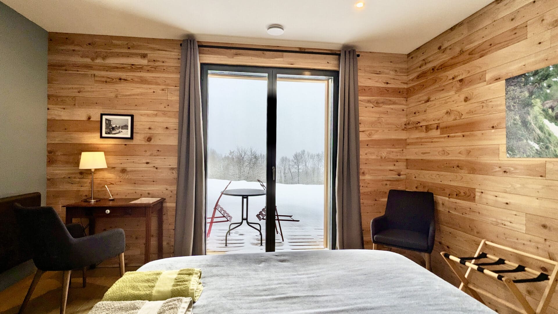 Vue des chambres de la maison d'hôtes Balcons de Sorgeat en hiver. Ariège Pyrénées