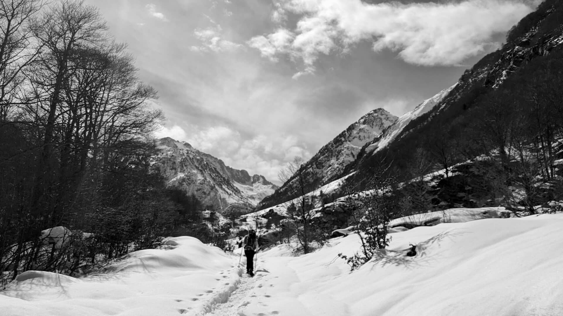 Randonnées en raquettes à neige dans la Vallée d'Orlu, en Ariège Pyrénées.