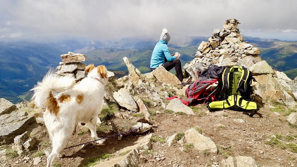 Marie Odile et Djembé au sommet de la Dent D'Orlu - 2222m - Ariège Pyrénées.