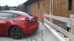 bornes de recharge pour véhicule électrique sur le parking de la maison d'hôtes Balcons de Sorgeat